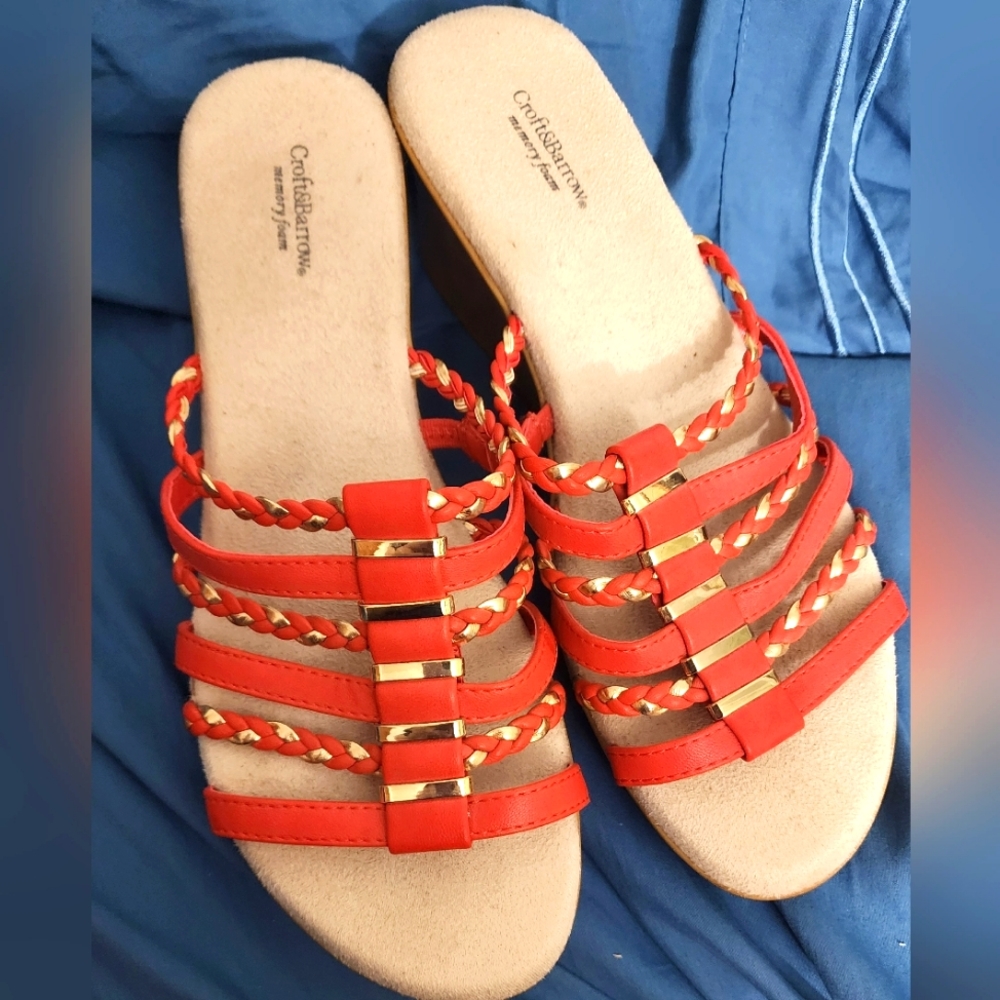 Memory foam heeled sandles